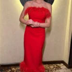 Платье красное с перьями